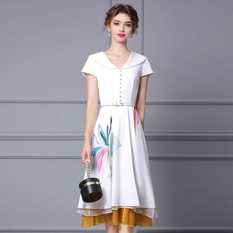 Robe blanche 2024 Femmes d'été Nouveau tempérament élégant en V Sente de design à collier mi-longueur Robe florale lâche courte et taille bifurqu