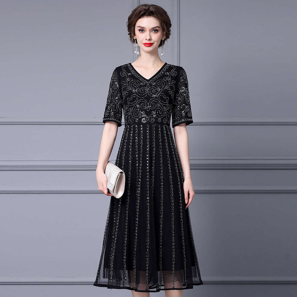 Robe à paillettes de diamant de ongle exquis noir noble minceur atmosphérique et grande jupe à mailles swing été 2024 Nouvel article