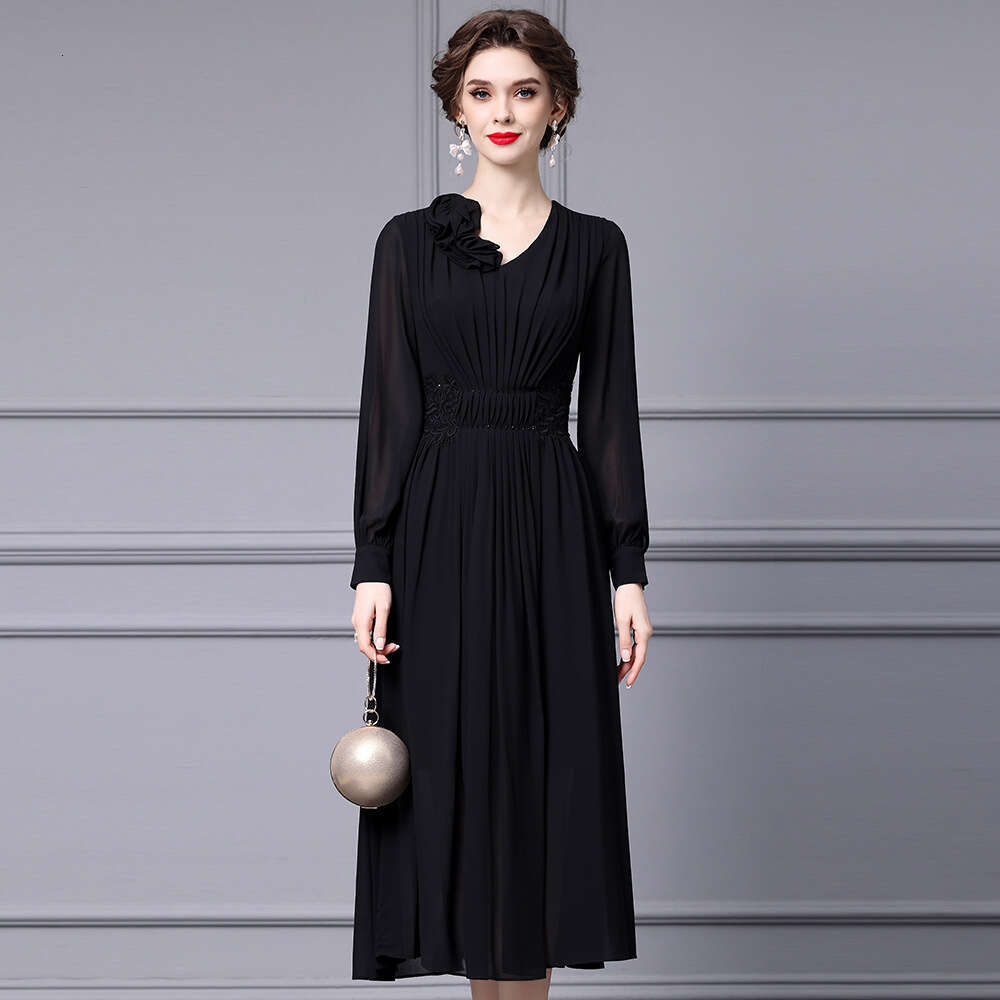 Tempérament de mondaine élégant noir élégant fleur en trois dimensions en V col plissé à la taille plissée Big Robe swing Automne 2024 Nouvel art