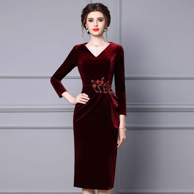 Robe en velours doré automne nouvelle collection 2024 Banquet haut de gamme vin rouge moyen moyen slip slip jupe étreinte sexy robe robe surdimen