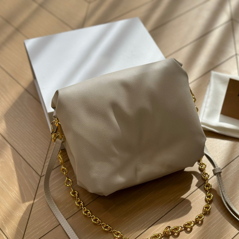 Nouveaux sacs Femmes Casual Designer Fourre-tout Date de mariage Sac à main en cuir Lettre Sac à bandoulière en métal Shopping Messenger Backpack
