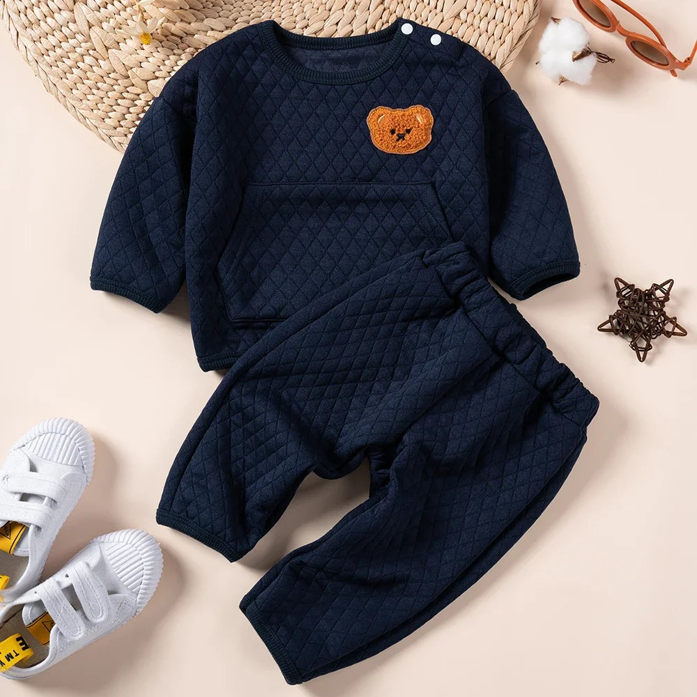 Hiver Baby Warm Set Small Bear Herge Match Bouton Bouton Round Coucle Top Couleur Couleur Solide Pantalon 2-Piece 241014