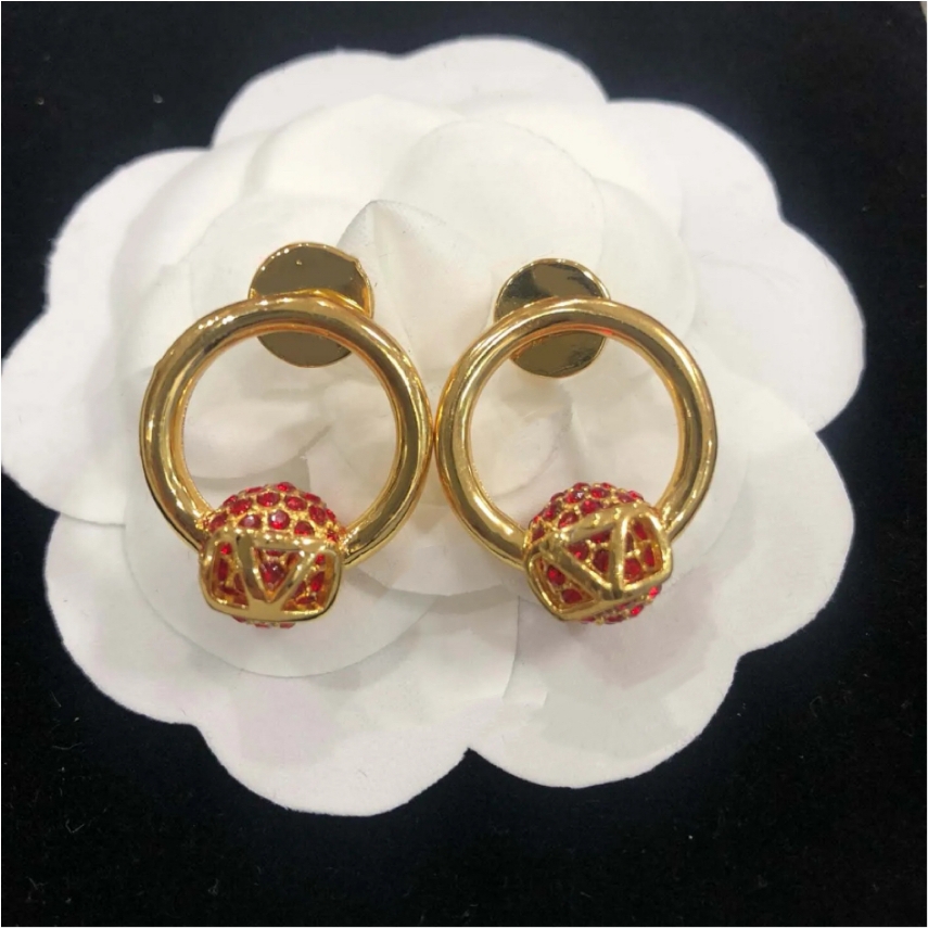 2024 Nouvelles boucles d'oreilles de créateurs de luxe, boucles d'oreilles de la série Red Diamond, zircon intégré, perles, alphabet classiques,