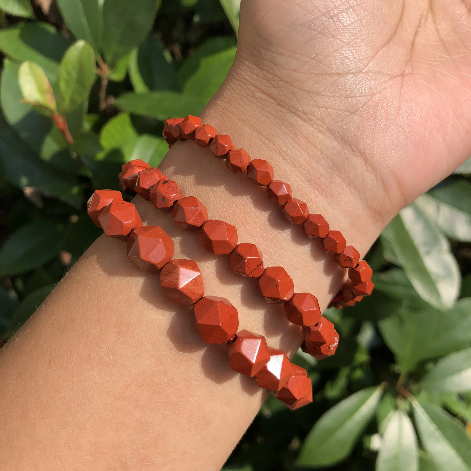 1 morceau de Fengbaowu Bracelet Jasper rouge naturel Perles faciales en forme de diamant Crystal Treatz Traitement Stone Womens Bijoux Gift 24101