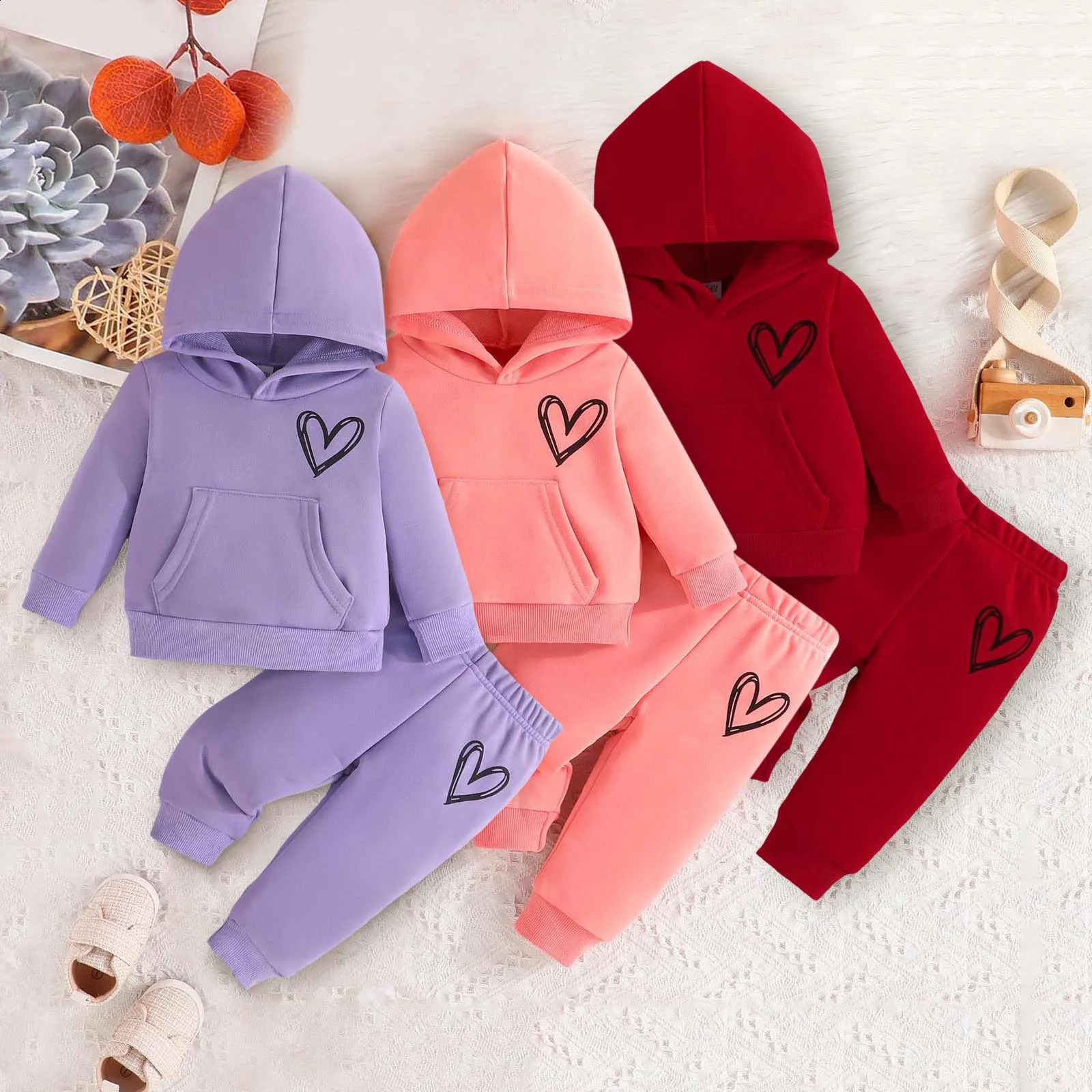 2023 Hiver Enfants Capinons Capes Costumes 324m Toddler Boys Girls Clothing Suit Heart Print Sweatshirt and Sports Pants Set 241011