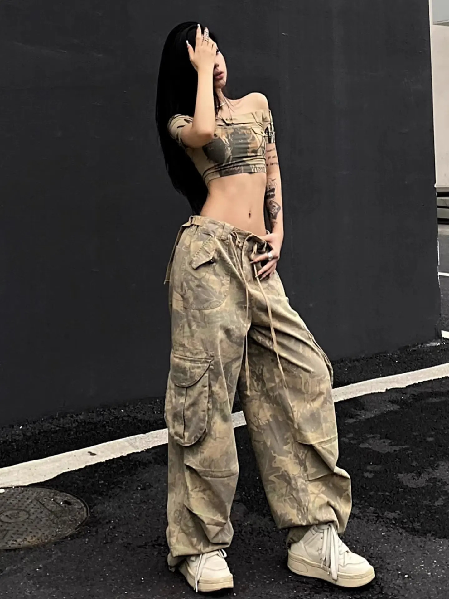 Jeans camufflaggi da carico retrò adatti per donne pantaloni dritti alla moda in stile streetwear