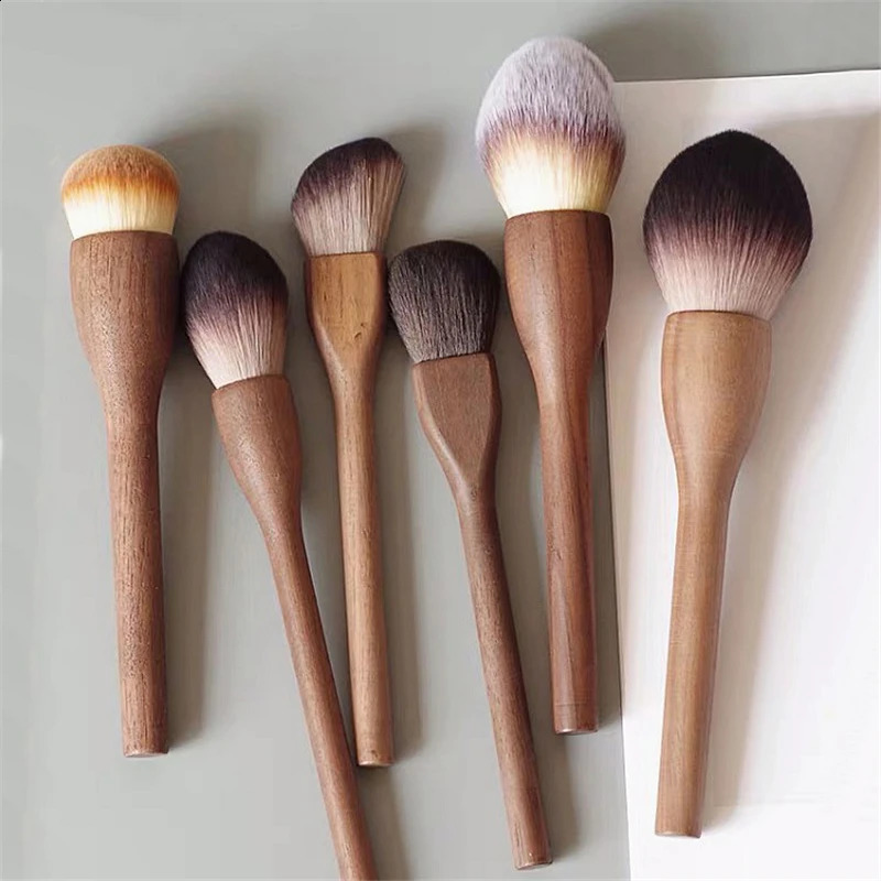 One European retro wood handle makeup brush High quality walnut pine powder blusher foundation make-up contour brush super soft 241014