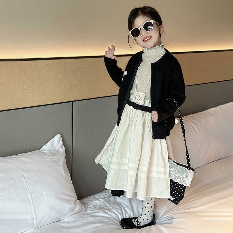 Version coréenne Girls Set 2024 AUTOMNE NOUVEAU CROCHET CHARDIGET CARDIGAN POLUDEMENTATILE CHIMT TEMPERMAT Jupe X241016
