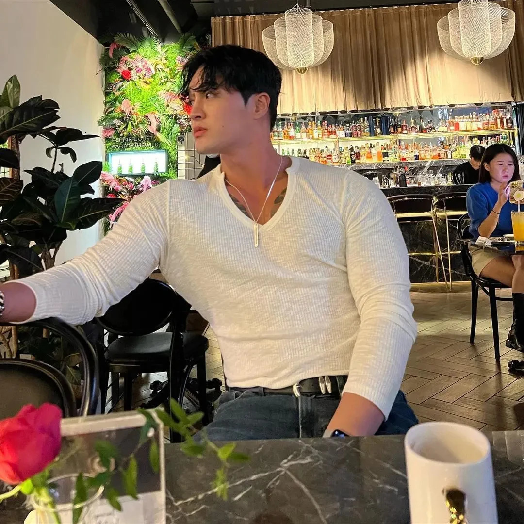 Spring and Autumn Trendy Texture Mens Loose Casual Long Sleeve Solid Color Round Neck Elastic T-shirt 241015