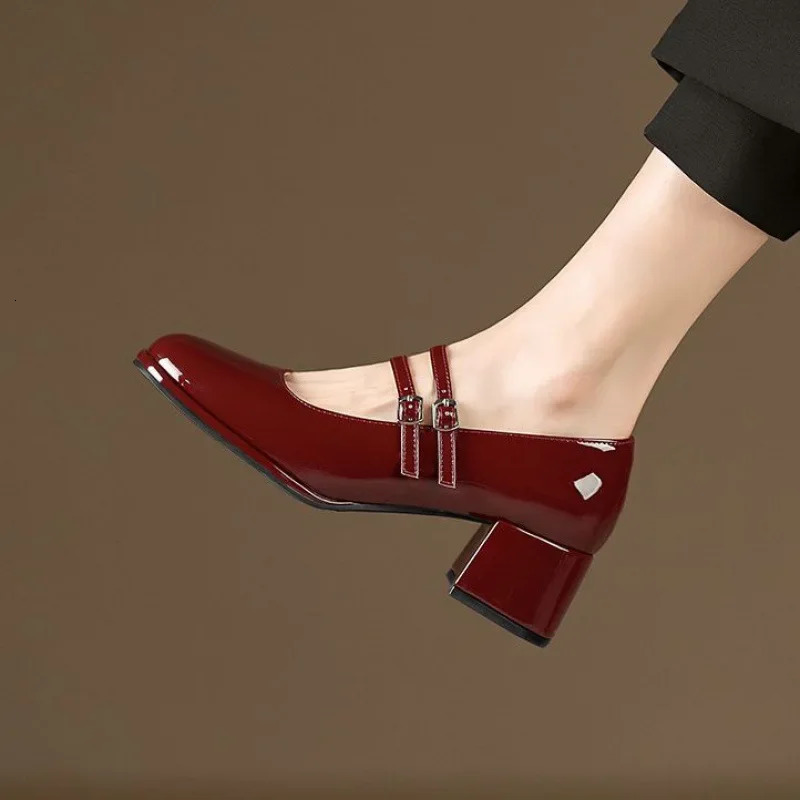 Pompe en cuir breveté polyvalent chaussures de femmes polyvalentes été 2024 Chaussures simples Style de soirée Mary Jane Shoes 241015