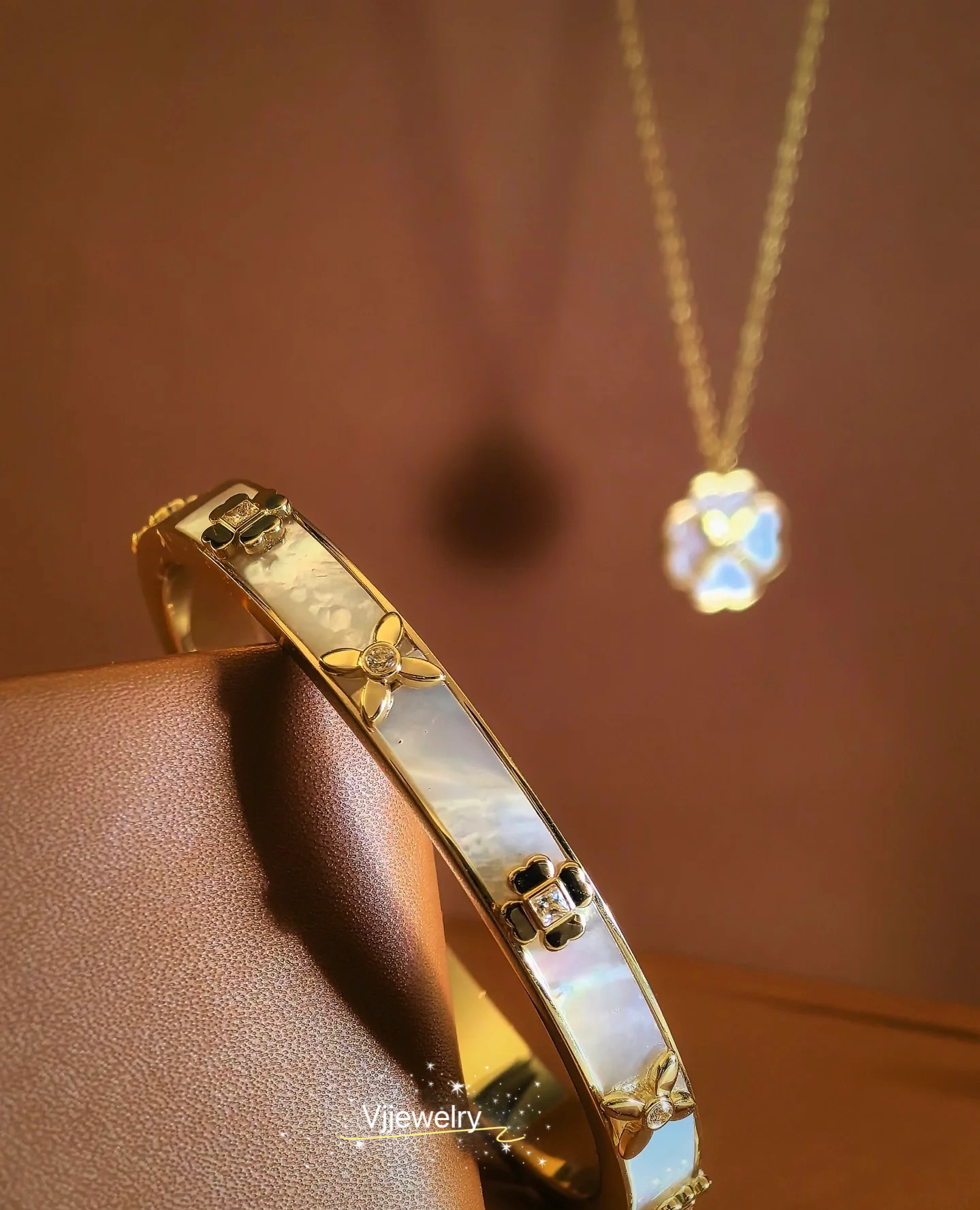 Designer Clover Flover Bangle Brangle Butter Clover Opening Brass Brass with Gold Placing Design For Women Fashion Jewelry Light Luxury High Vers