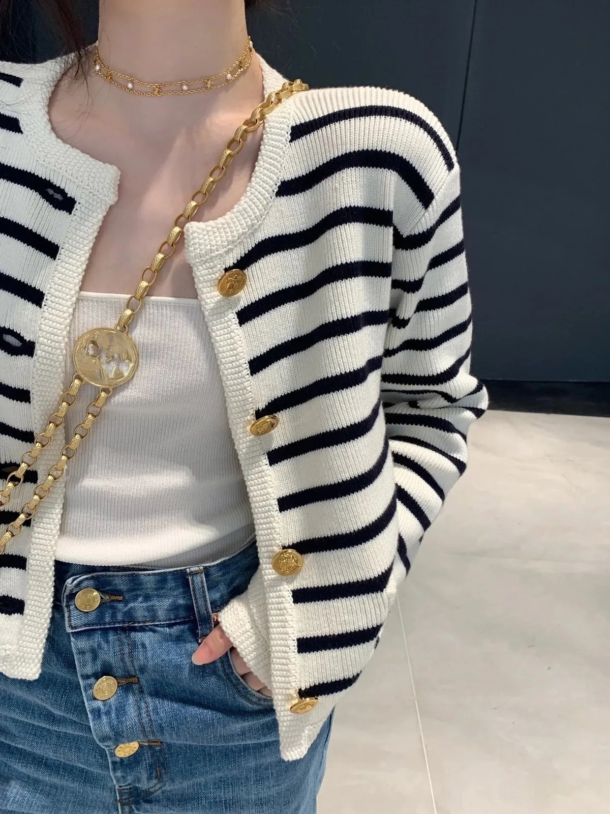 Korean fashion sweater womens cardigan white black striped knitted womens sweater winter short cardigan long sleeved cardigan 241017