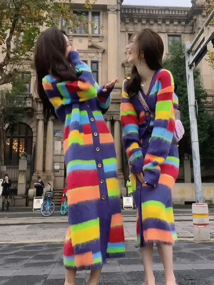 Robe tricotée à rayures arc-en-ciel adaptée aux femmes en automne et à l'hiver associées à une sensation française haut de gamme manteau long 241