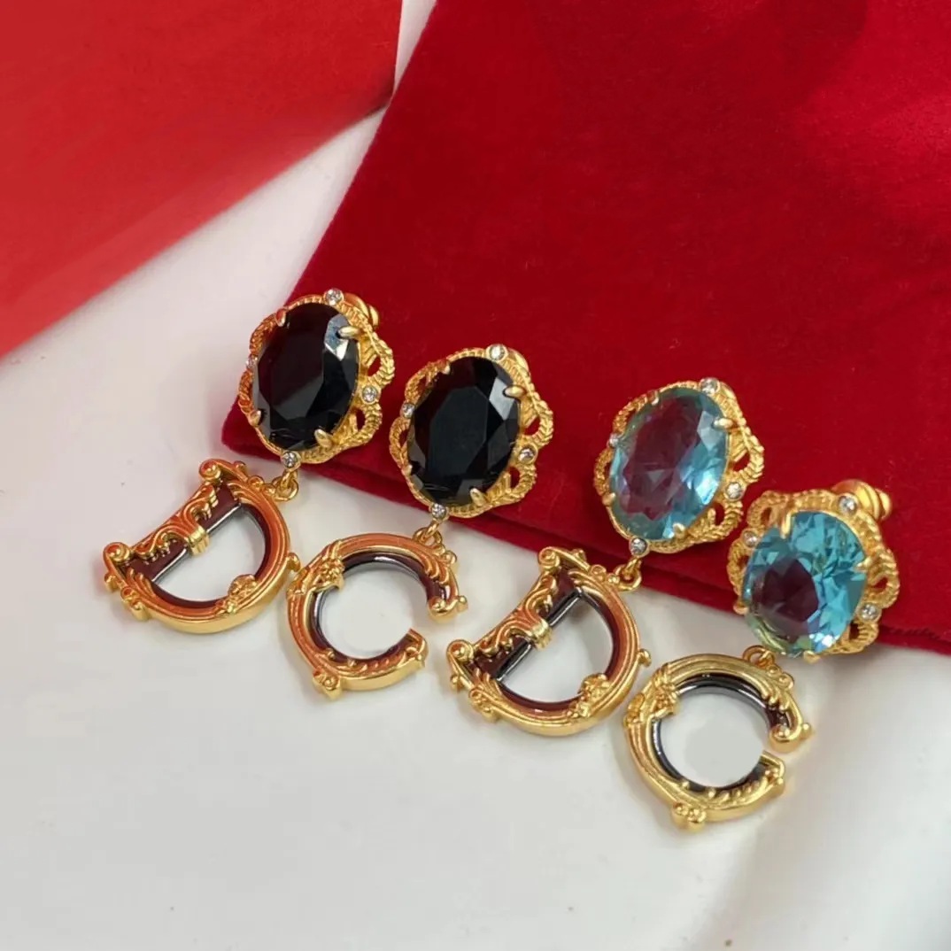2023 Nouvelles boucles d'oreilles à charme en cristal Femmes 18k lettre d'or suspension de boucles d'oreille bijoux bijoux noir noir facultatif p