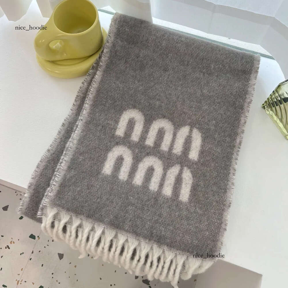 Luxury designer scarf autumn and winter womens cashmere scarf with soft touch shawl long tassel mens fashionable plaid scarf fbf