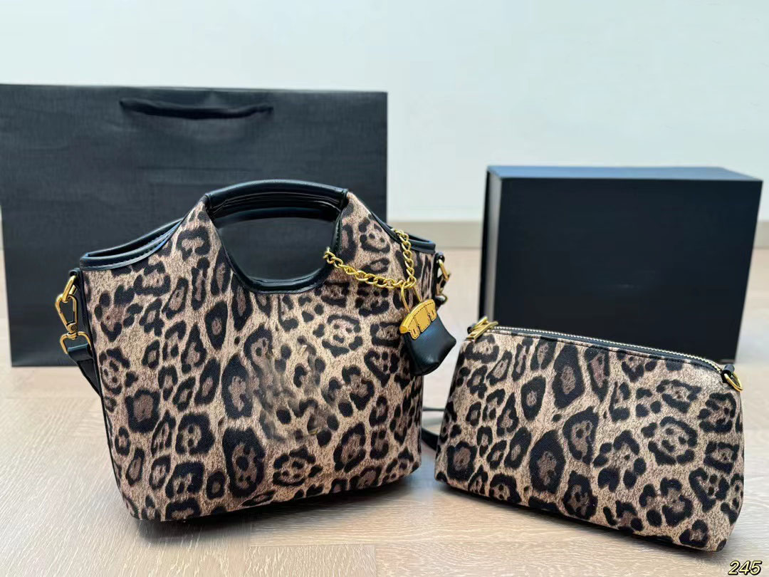 2024 Crescent Pouche Nouveau sac à bandoulière Dernier sac à bandoulière Original Luxury Designers Monog Hands Minkions STEAMER Classicshand Hald