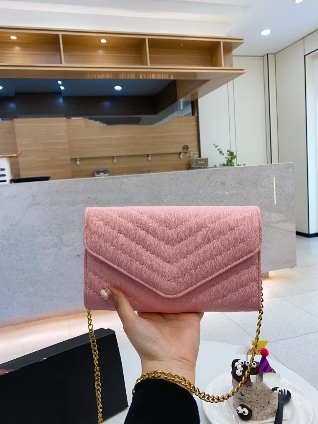 There is an extra discount for wholesale bulk purchase. Any style of bag you need is in stock. Please contact me and give me the picture. Designe