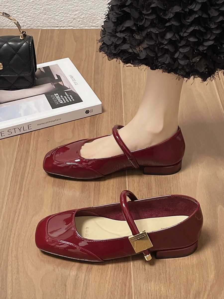 Red Mary Jane Womens Chaussures 2024 Spring / Summer Edition peu profonde Boucche plate Français Single Shoe 241024