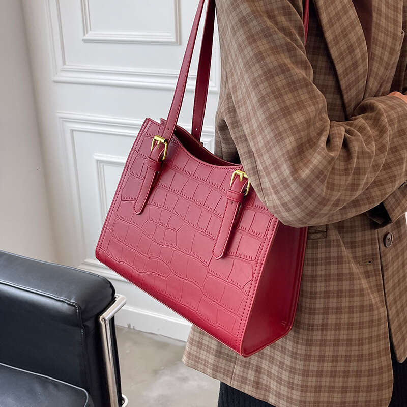 Sac féminin de mariée rouge 2023 Nouveau style, sac fourre-tout de grande capacité, texture polyvalente, sac à main épaule simple