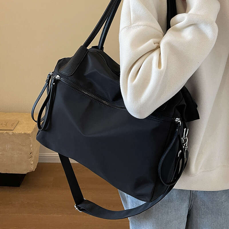 Tissu de nylon décontracté grande capacité pour les femmes 2024 Nouveau sac d'aisselle à épaule simple et vénérée d'hiver.