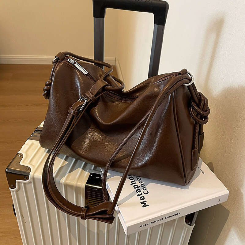 Automne Winter grande capacité pour les femmes 2024 Nouveau sac à bandoulière à bornes polyvalente décontractée et élégante, sac de déplacement à