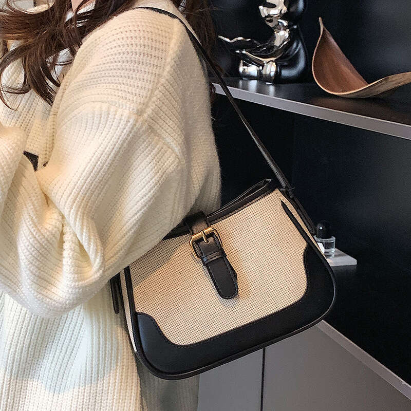 Petit avec designs de niche, les nouveaux sacs d'épaule d'été à la mode et à la mode en 2024, les sacs d'aisselle de texture INS polyvalents