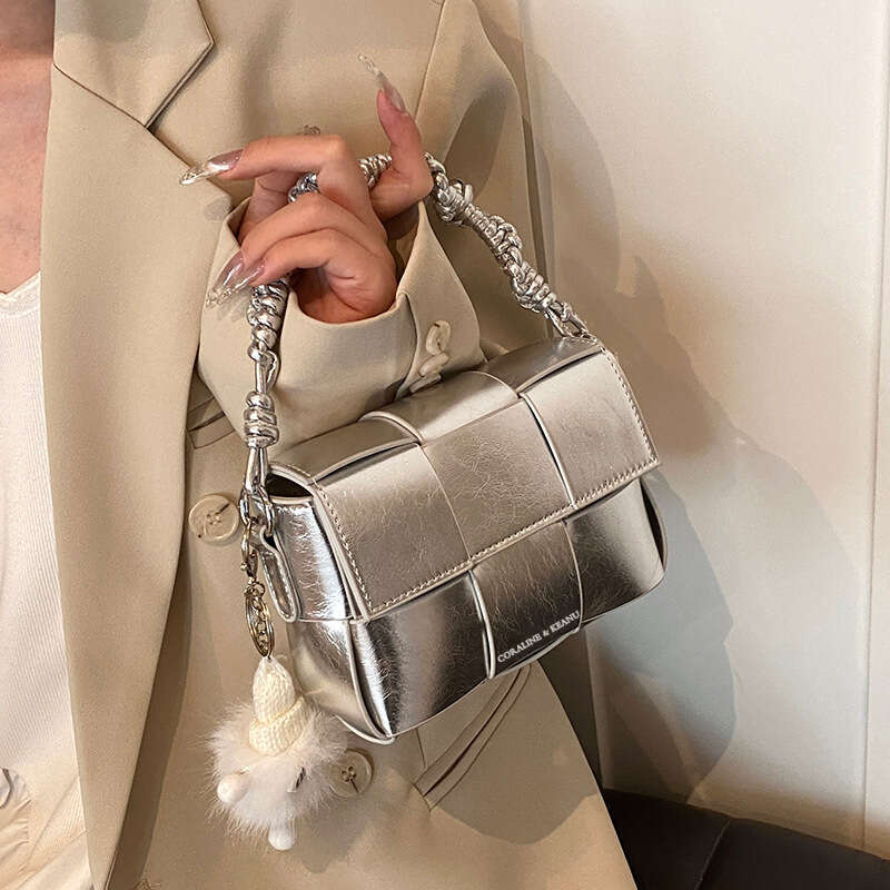 Sac à main en argent de haute qualité et élégant pour les femmes en 2024, nouveau petit sac à bandoulière populaire, sac tissé à la mode à la mod
