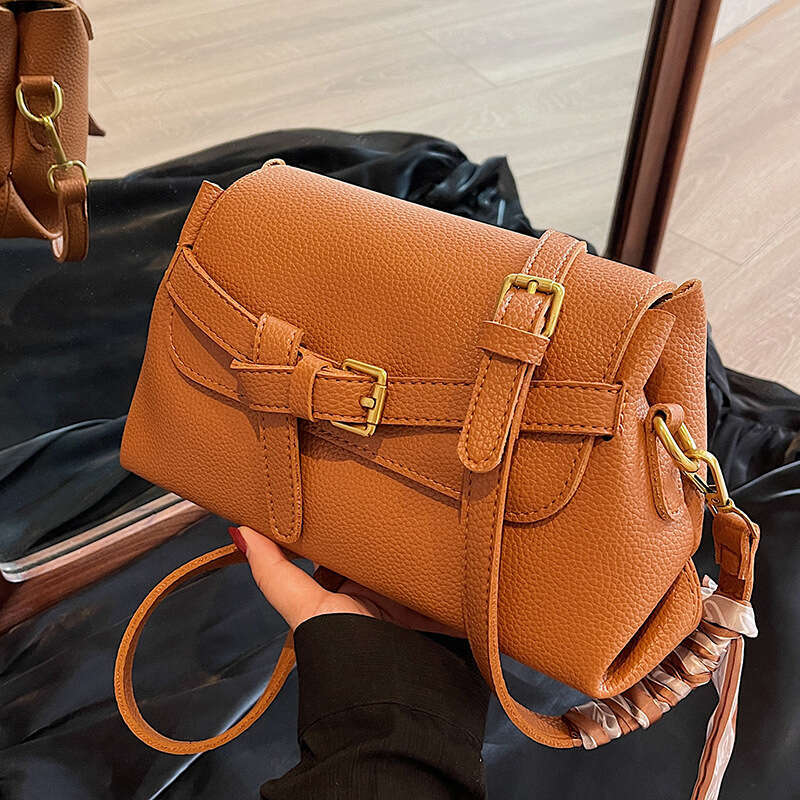 Grande capacité pour femmes en 2024, nouveau sac à bandoulière à bandoulière unique à la mode et polyvalent d'automne, petit sac carré texturé