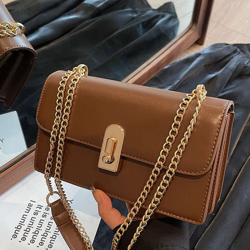 Chaîne avancée pour femmes 2024 nouveau sac à bandoulière polyvalent à la mode hiver banlieue simple épaule petit sac carré