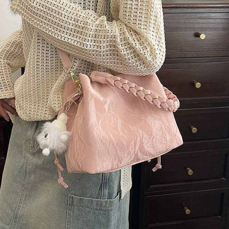 Haut de gamme, style occidental, niche, rose pour le nouveau sac à bandoulière polyvalent 2024 pour femmes, sac à main à la mode, sac de seau