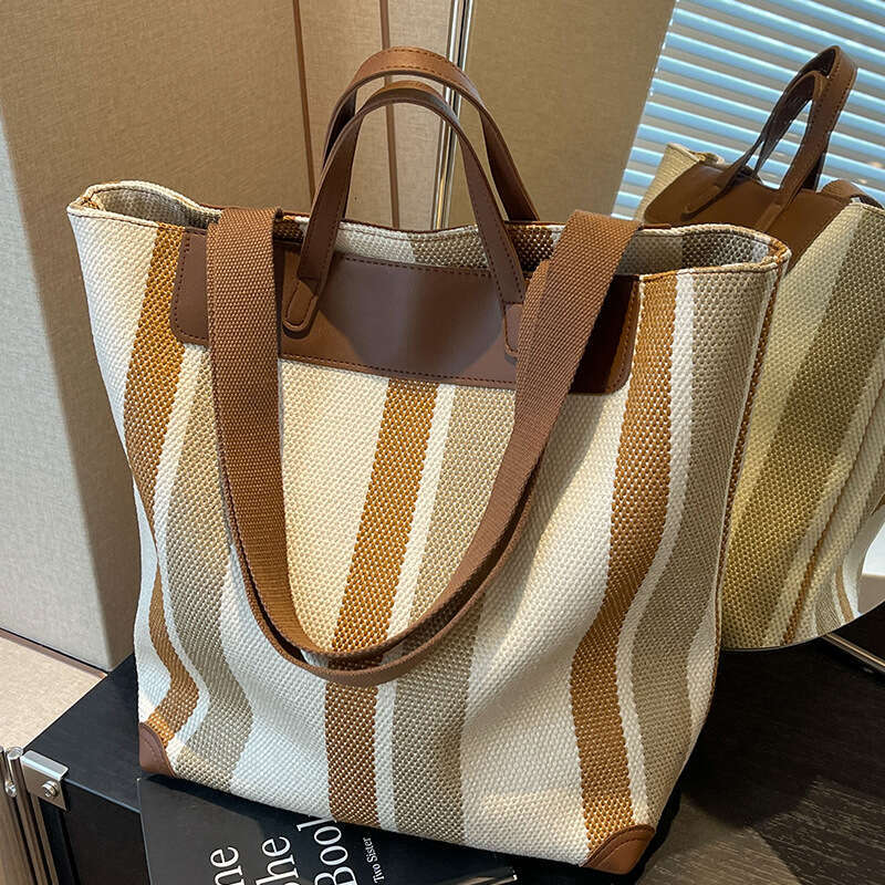 À la mode rayée pour les femmes en 2024, nouveau sac à toile décontracté d'hiver d'automne à la mode, grande capacité et sac à bandoulière de dép