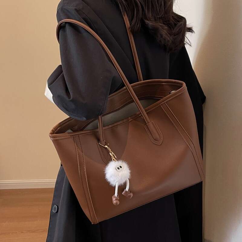 Grand pour les femmes d'automne et d'hiver 2024, un nouveau sac fourre-tout polyvalent coréen à la mode, un sac de déplacement de grande capacité
