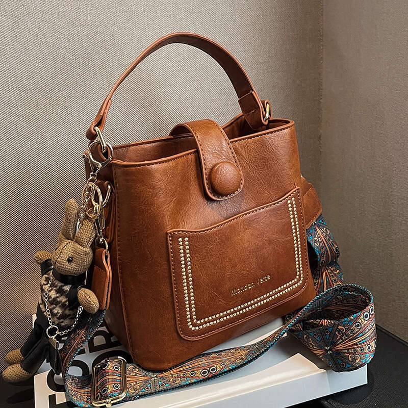 Sac à main haut de gamme pour femmes 2024 Nouvelle version coréenne à la mode épaule à la mode avec design de niche, sac de seau à main
