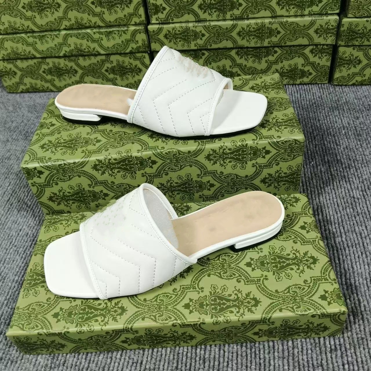 2024 Classic Lady Slippers Femme Strawberry Beach Shoes Bottom Shoes Plateforme Alphabet Sandales en cuir Talon haut 88