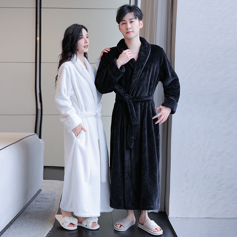 2024 Le nouveau style d'automne et hiver épaissis épaissis de la robe endormi de couple de Velvet pour hommes étendus