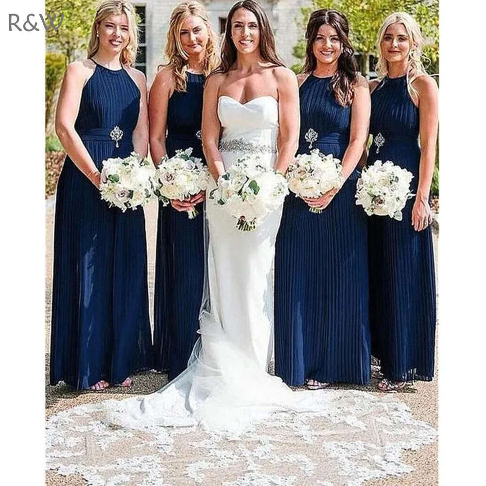 2023 Elegant Navy Blue Bridesmaid Dresses A e Halter Neck Pleats Long Maid of Honor Gowns Women Ocn Evening Prom Robes Plus Size Haltr Nck Plats