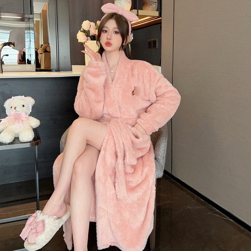 2024 Designer Little Bear Sleeping Robe Pain de peignoir pour femmes automne et flanelle d'hiver épaissis en velours de milieu de longueur