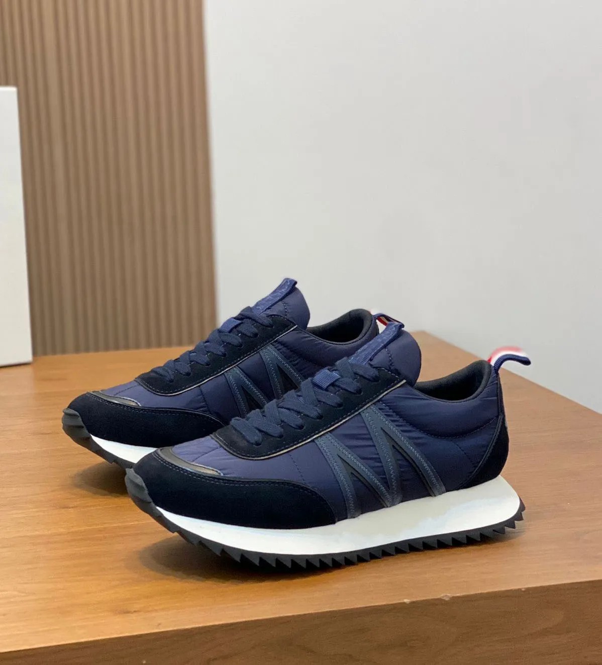 Men de haute qualité Suede coureurs Chaussures sport cloutées Plateforme de lambris de caoutchouc célèbre Marque décontractée marche EVA Uppers F