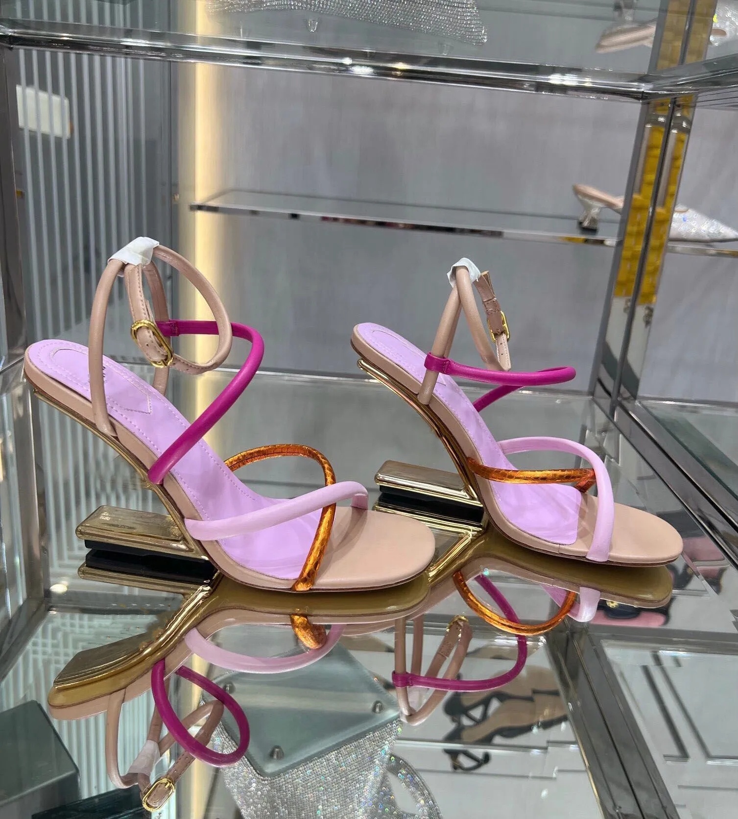 Top Luxury First Women Sandals Shoes Cross-over Strappy Party Dress High Heels Lady Lady Sexy Gold-colored Metal Lad Gladiator Sandalias