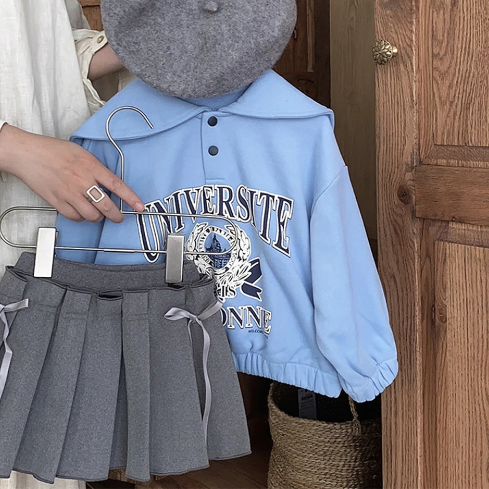 Menoea Girls Set Automn Letter Imprimer Navy Neck Toplace Up Bow Pliped Jirt Two Piece Kids Vêtements 241030