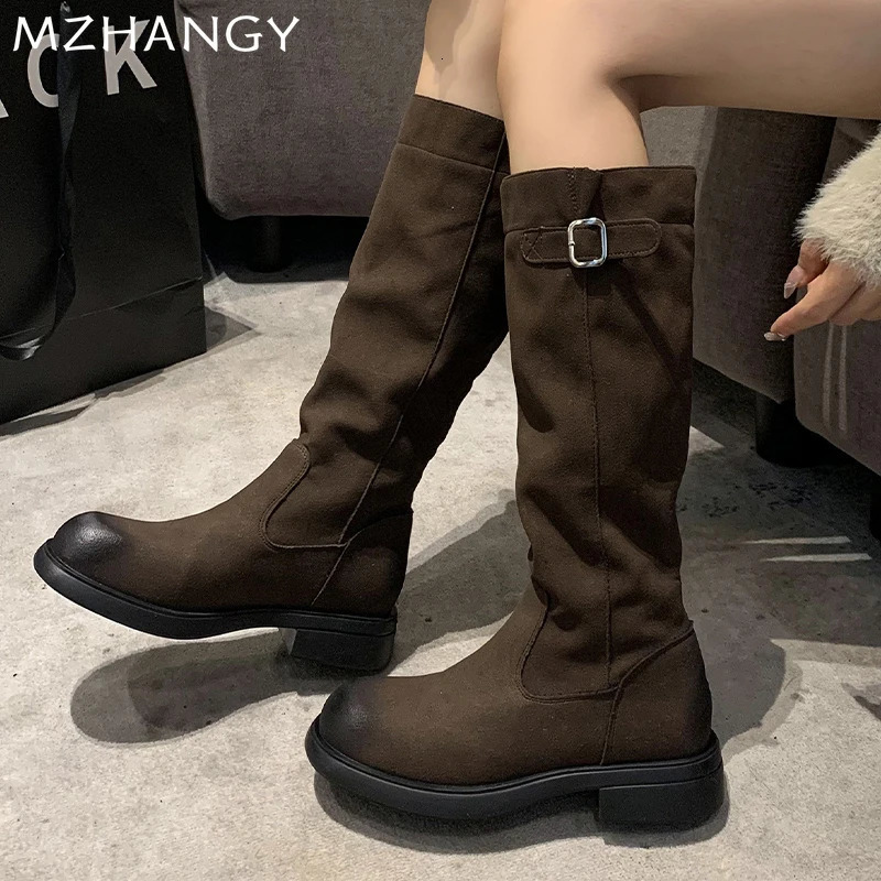 Femmes en daim appartements genoue hautes chaussures femme 2025 tendance hiver erro robe rétro goth bottes de moto chaude mujer bota b06a
