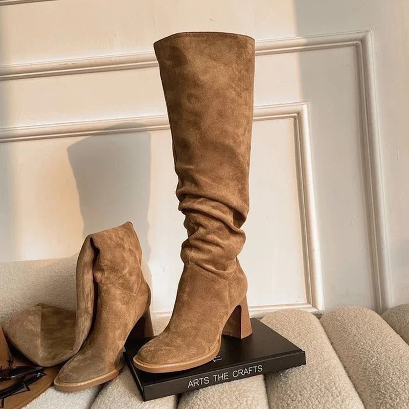 Femmes en daim genou hauts hauts plissés bottes de mode