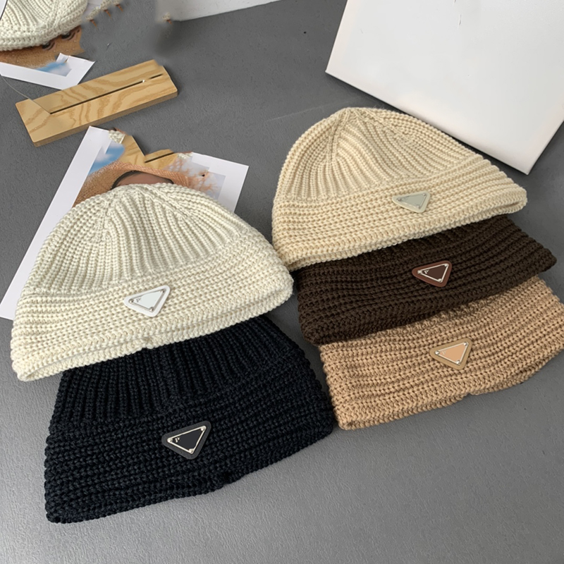 Bonnet de créateur Emblème Triangle inversé Grande édition Chapeau tricoté en laine Unisexe Protecteur d'oreille renversé Chapeau d'hiver Chapeau