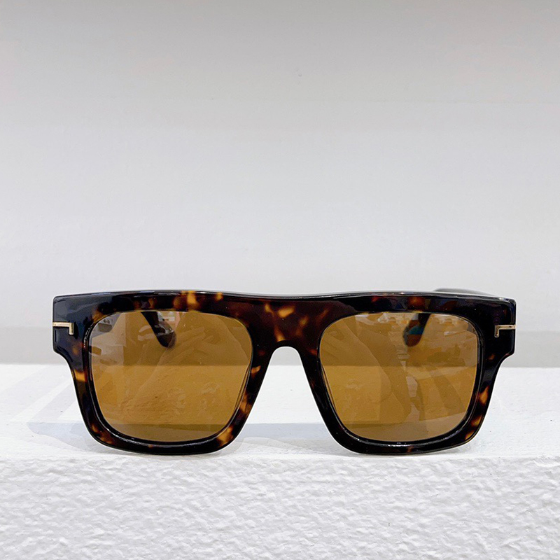 Lunettes de soleil carrées pour hommes Noir Hommes TF711 Accessoires de mode Cadre classique Voyage d'affaires UV400 Lunettes Sonnenbridge Qualit