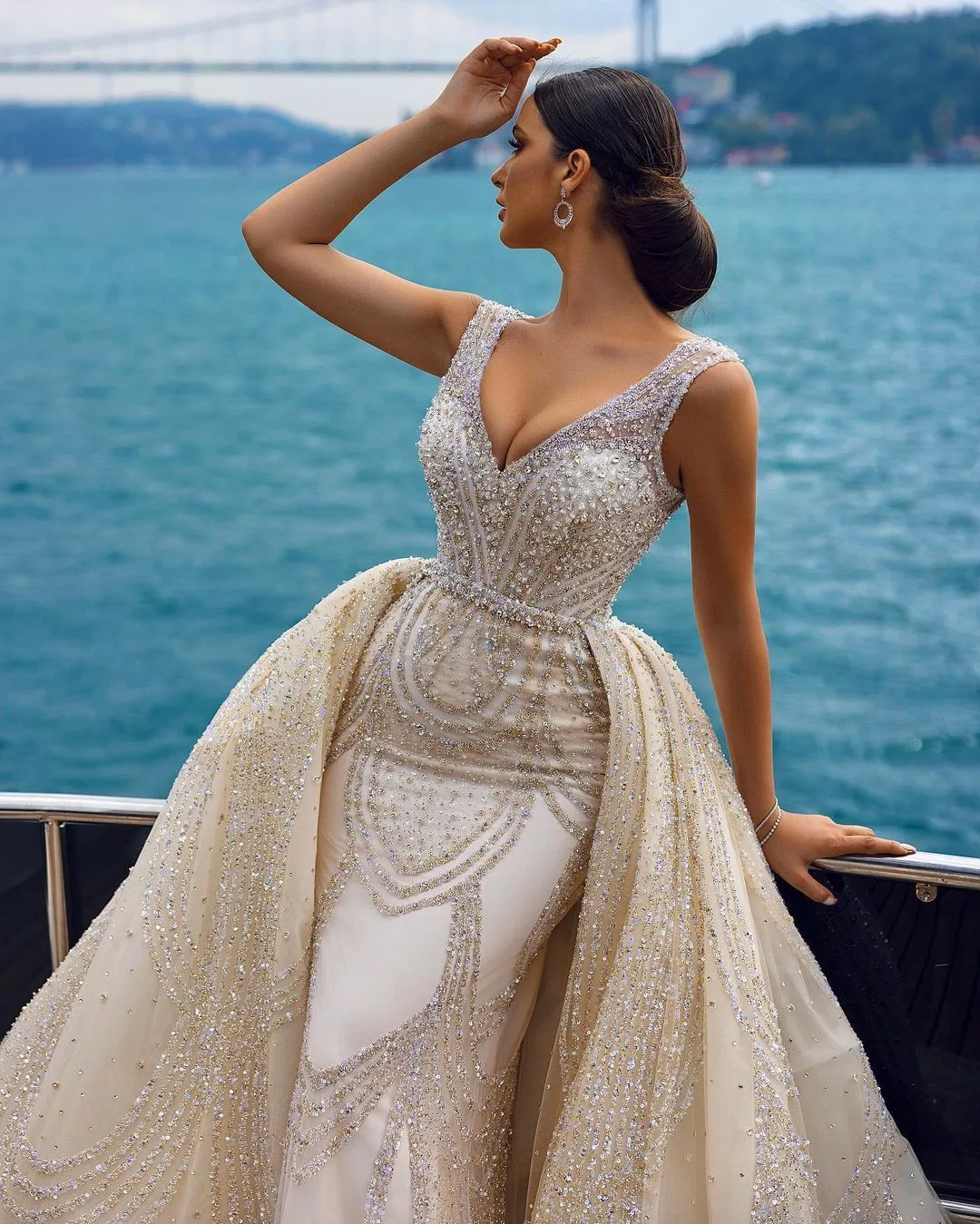 Luxurious Dubai Wedding Dress Beaded Crystals Rhinestones Bridal Gowns V Neck with Detachable Train Robe de mariee