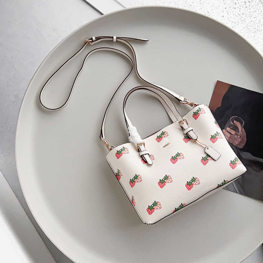 Designers Sac à épaule de qualité sac à main en cuir Femmes de bourse de bourse de grande capacité décoration de fraises messager mollie Tote 220
