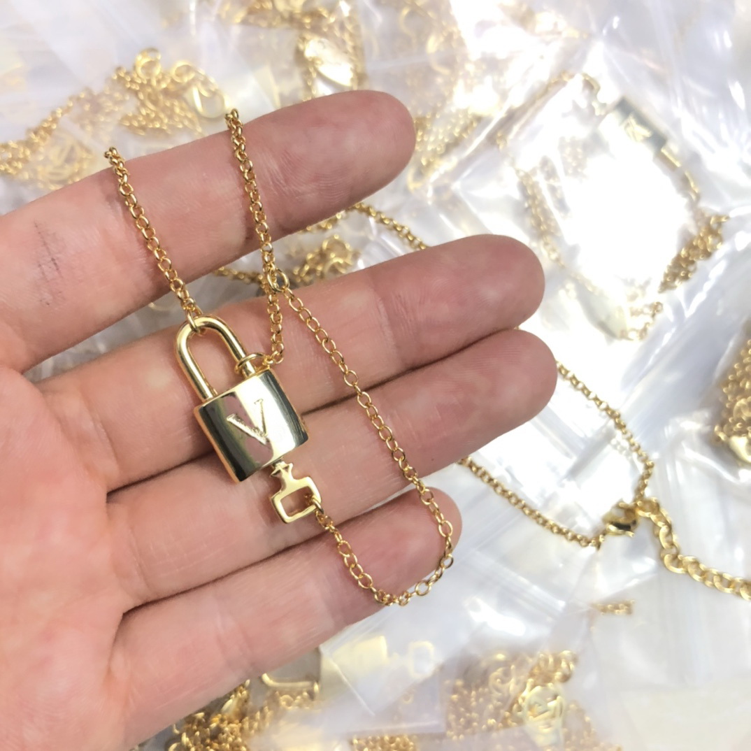 Lock key With Flower Letter Pendant Necklace Women copper Gold Sweater Chain Necklaces Fashion Jewelry Gifts for Woman Accessories Wholesale Reta