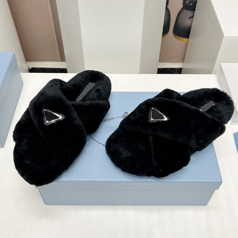 Pantoufles pour femmes Designer Shearling Fur Slides Sandales Fluffy Winter Maison floue Pantoufle en peluche Luxe Femmes Mules plates Chaud Cris