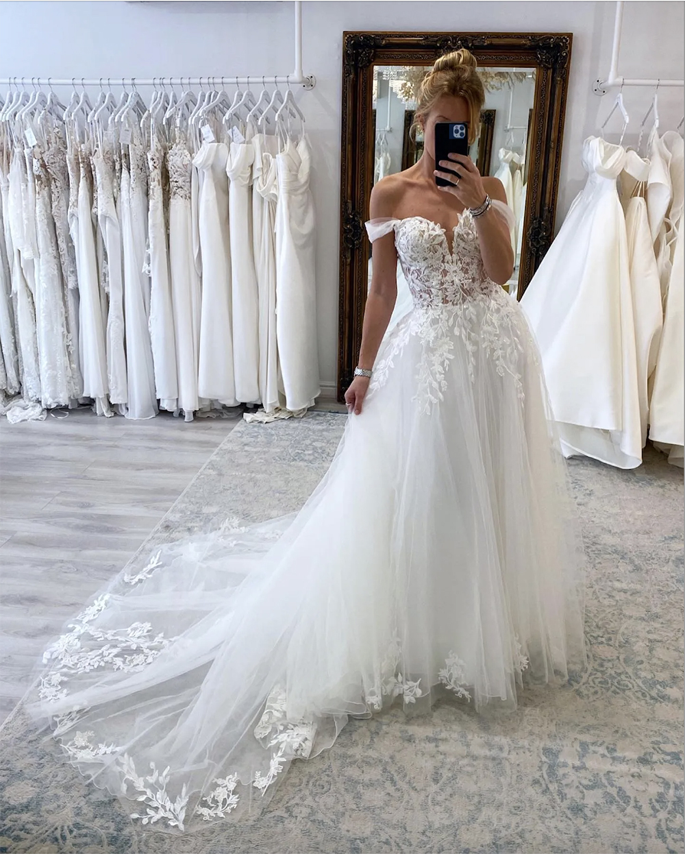 2023 Boho A Line Wedding Dresses Off Shoulder Lace Appliques Tulle Illusion Short Sleeves Beach Bridal Gowns wedding dress Open Back Sweep Train