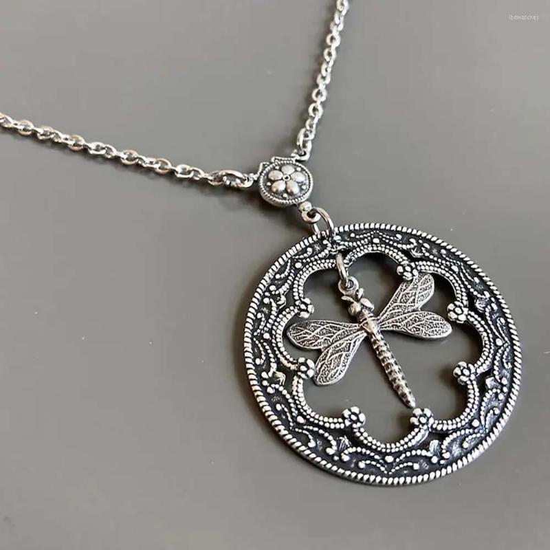 

Pendant Necklaces Dragonfly Round Pendants Choker Necklace For Women Vintage Temperament Unique Charms Chain Female Accessories Party Gift